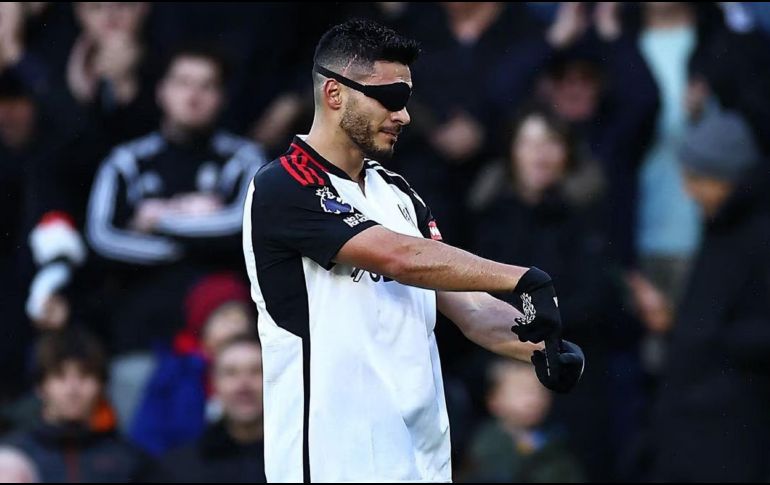 Este domingo el delantero mexicano anotó el primero para su equipo en el estadio Craven Cottage a los 21 minutos del encuentro. AFP