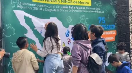 En el evento conmemorativo, los niños y niñas expresaron esta demanda plasmando la imagen de sus manos en un lienzo que entregaron al personal del Comisionado de la ONU en México. SUN / CAPTURA