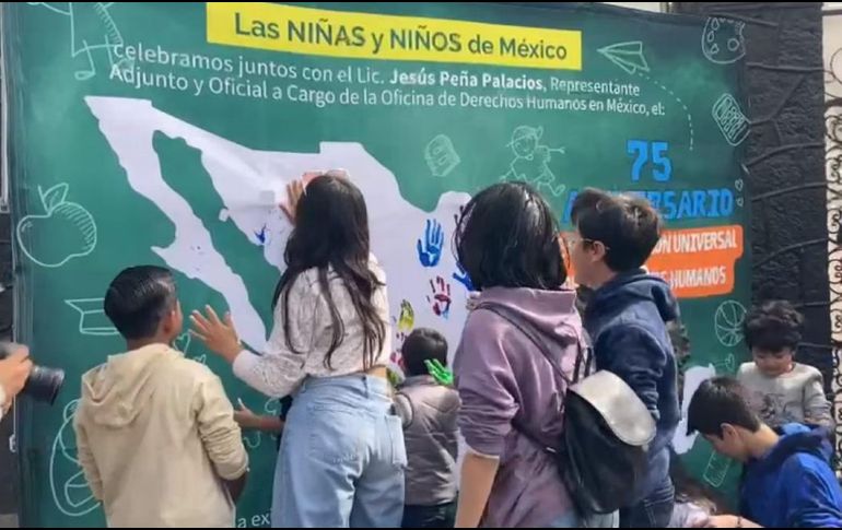 En el evento conmemorativo, los niños y niñas expresaron esta demanda plasmando la imagen de sus manos en un lienzo que entregaron al personal del Comisionado de la ONU en México. SUN / CAPTURA