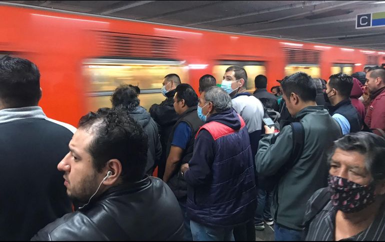 Miles de creyentes se movilizan en el sistema del metro capitalino. SUN/ARCHIVO