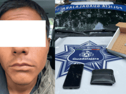 La presunta víctima se acercó a los uniformados y les señaló al sujeto por presuntamente haberle robado su celular y su cartera con un cuchillo. Cortesía Policía de Guadalajara.