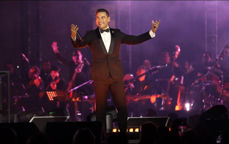 El cantante llenó de romanticismo la velada. EL INFORMADOR/ H. Figueroa