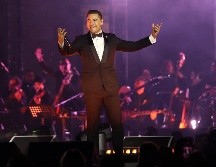 El cantante llenó de romanticismo la velada. EL INFORMADOR/ H. Figueroa