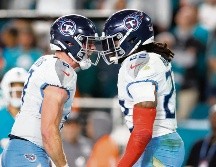 Will Levis (izq.) comandó dos rápidas series ofensivas después de estar abajo por 14 puntos. AFP/M. Briggs