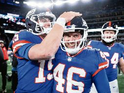 Tommy DeVito (izq.) y Randy Bullock fraguaron la remontada de los Giants. AFP/D. Satloff