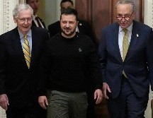 El presidente de Ucrania (al centro) visitó el Capitolio de Estados Unidos. AP/ESPECIAL