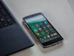 Cuando ingresas a WhatsApp desde una computadora, en tu teléfono, en la parte de dispositivos vinculados aparecerán los detalles del inicio de sesión. Unsplash.