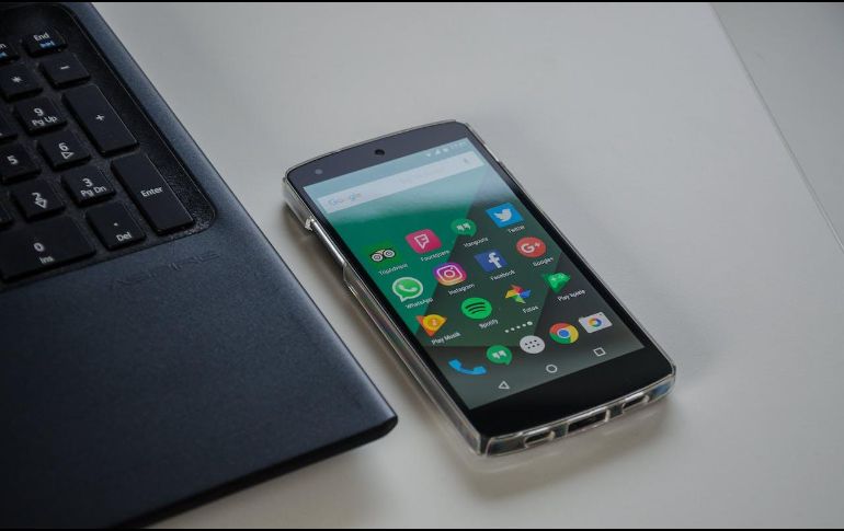 Cuando ingresas a WhatsApp desde una computadora, en tu teléfono, en la parte de dispositivos vinculados aparecerán los detalles del inicio de sesión. Unsplash.