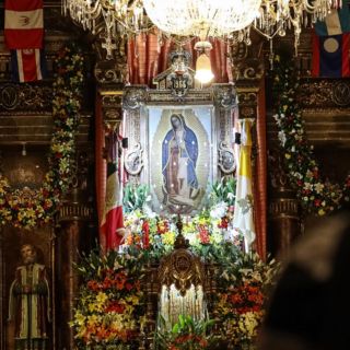 Descalza, acude al santuario de Guadalupe para agradecer milagro