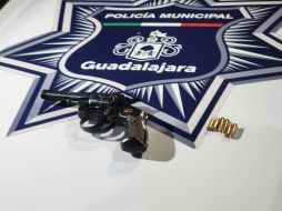 Al detenido se le decomisó un arma calibre .22 con recámara cargada. Cortesía / Policía Municipal de Guadalajara