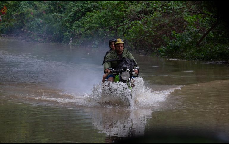 Lluvias torrenciales, ráfagas de vientos y descargas eléctricas golpearon en la madrugada del miércoles a la capital cubana y la región occidental del país, dejando un paisaje de derrumbes, AP.