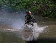 Lluvias torrenciales, ráfagas de vientos y descargas eléctricas golpearon en la madrugada del miércoles a la capital cubana y la región occidental del país, dejando un paisaje de derrumbes, AP.