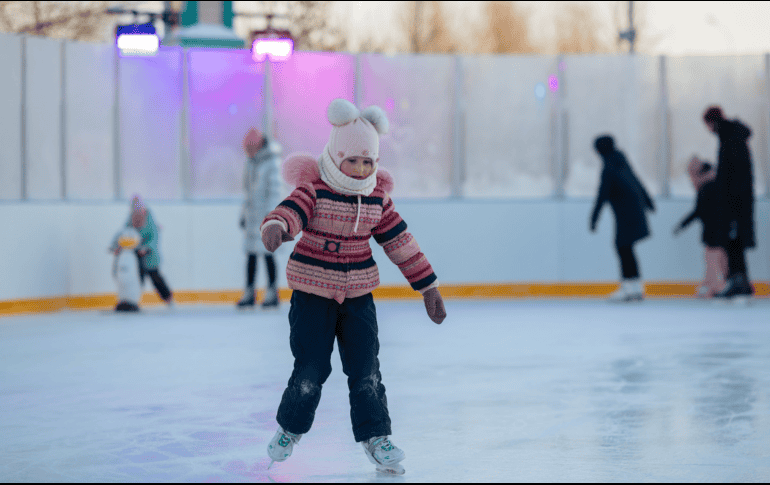 El árbol de navidad y la pista de hielo se encuentran ubicados frente de la presidencia municipal. PEXELS/Anton Belitskiy