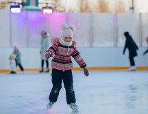 El árbol de navidad y la pista de hielo se encuentran ubicados frente de la presidencia municipal. PEXELS/Anton Belitskiy