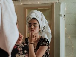 Agregar retinoide al cuidado de rutina diaria, es una forma de aumentar activamente las reservas de colágeno. Unsplash,