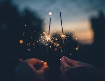 Se festeja de diferentes maneras, muchos realizan ritos para despedir al año viejo. UNSPLASH / I. Schneider