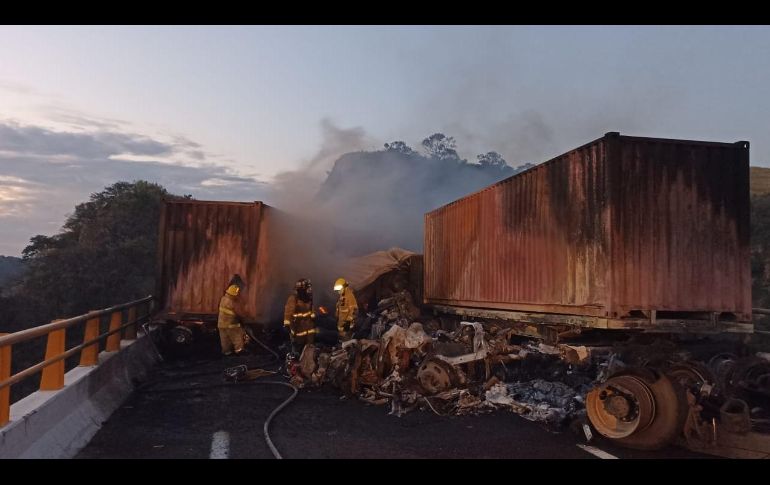 El accidente se registró en el kilómetro 119 de la autopista Colima-Guadalajara. ESPECIAL/ Protección Civil Jalisco