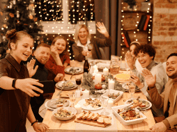 Come y cena con los amigos y la familia sin sentirte culpable, lo importante es disfrutar estas fechas. CANVA