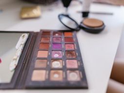 En un grupo de Facebook se encontró a una usuaria que vende maquillaje por internet. ESPECIAL.