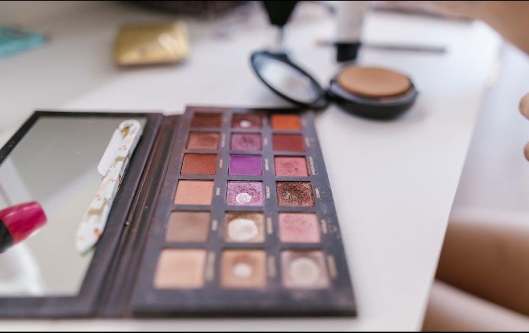 En un grupo de Facebook se encontró a una usuaria que vende maquillaje por internet. ESPECIAL.