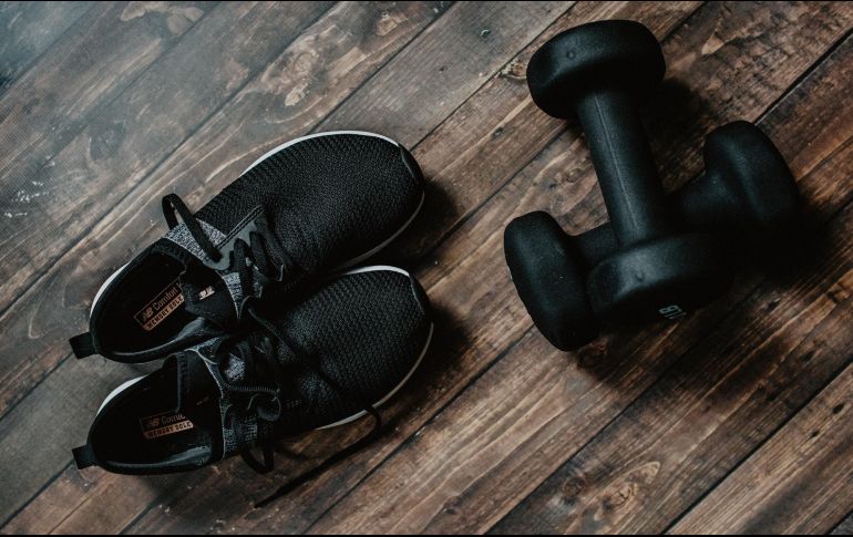 Debido al consumo de alimentos y bebidas altos en calorías en las celebraciones decembrinas, surgen preocupaciones en torno a mantener el peso corporal. ESPECIAL / Foto de Kelly Sikkema en Unsplash