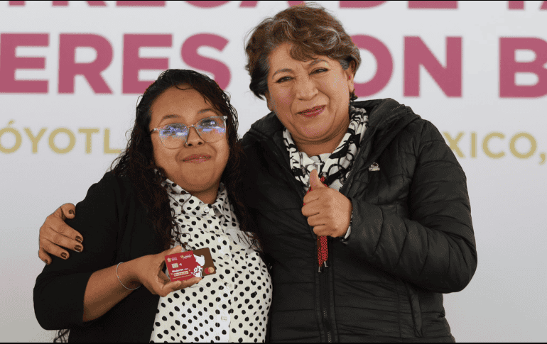 La gobernadora entregó de manera simbólica cinco tarjetas a igual número de beneficiarias. X/@delfinagomeza