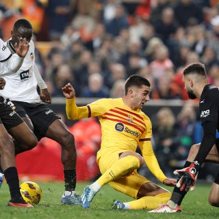 Barcelona sigue sin levantar y apenas empata en Valencia