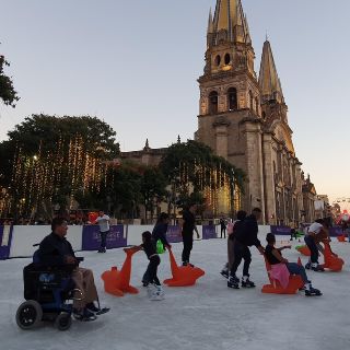 Disfruta de la pista de hielo de Ilusionante con todo y silla de ruedas