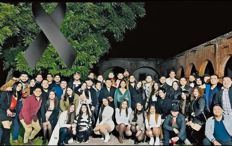 Esta es la fotografía que habrían tomado los jóvenes minutos antes de que un comando armado irrumpiera en la celebración y atacara a los asistentes. ESPECIAL