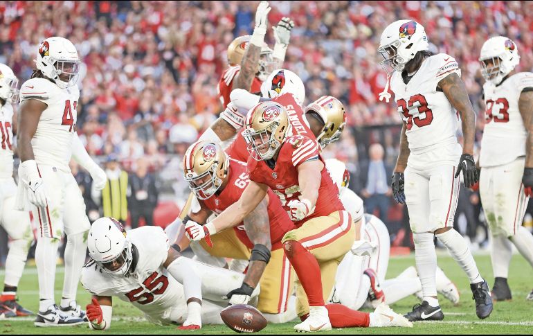 Christian McCaffrey tuvo casi 200 yardas totales y anotó en tres ocasiones para que los 49ers se coronaran en su División por segunda temporada consecutiva. AFP