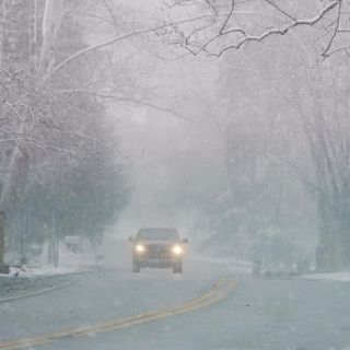 Fuertes lluvias y vientos invernales azotan noreste de Estados Unidos