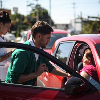 Adultos mayores aprovechan módulo de vacunación drive thru frente a Estadio Jalisco