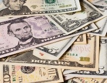 El peso mexicano se cotiza en los mercados internacionales alrededor de los 17.12 pesos por dólar. Foto de Alexander Schimmeck en Unsplash