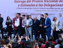 Andrés Manuel López Obrador entregó el reconocimiento a los diferentes ganadores de cada categoría. SUN/ F. Rojas