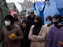 Sobrevivientes del terremoto de magnitud 6.2 que ha dejado 131 muertos reciben alimentos de ayudantes voluntarios. EFE/A. Martínez