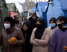 Sobrevivientes del terremoto de magnitud 6.2 que ha dejado 131 muertos reciben alimentos de ayudantes voluntarios. EFE/A. Martínez