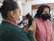 La apliación de la vacuna contra el Covid-19 continúa porque el virus se mantiene presente en la sociedad. EL INFORMADOR / Archivo