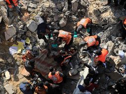 Se estima que unos 6 mil 700 cuerpos permanecen atrapados bajo los escombros. XINHUA / Y. Qudih