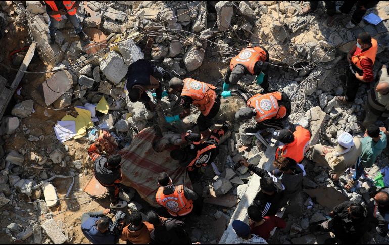 Se estima que unos 6 mil 700 cuerpos permanecen atrapados bajo los escombros. XINHUA / Y. Qudih