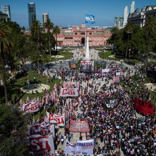Manifestantes protestan contra ajustes económicos de Javier Milei en Argentina
