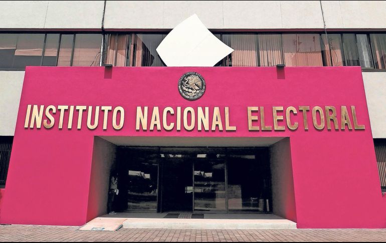 El INE dejará de emitir los plásticos previo al inicio de la jornada electoral el próximo año. SUN/ ARCHIVO.