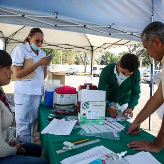 Aplauden venta de vacunas COVID, pero optarán por las de gobierno