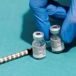 ¿Qué farmacia ofrece más barata la vacuna Pfizer contra el COVID-19?