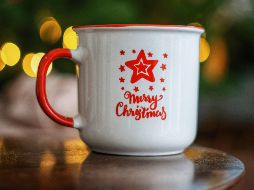 Aunque el café puede tener beneficios para la salud, su alto contenido de cafeína puede provocar aumentos temporales en la presión arterial. ESPECIAL / Foto de Olena Bohovyk en Unsplash