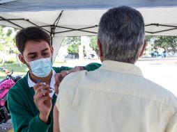 La vacuna anticovid ya puede adquirirse en farmacias privadas, sin embargo, el Gobierno de Jalisco está buscando adquirir unidades para inocular a las personas con bajos recursos. EL INFORMADOR / Héctor Figueroa