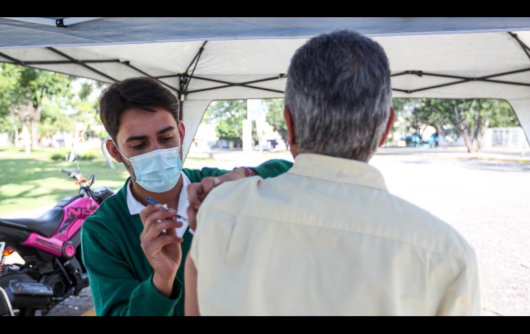 La vacuna anticovid ya puede adquirirse en farmacias privadas, sin embargo, el Gobierno de Jalisco está buscando adquirir unidades para inocular a las personas con bajos recursos. EL INFORMADOR / Héctor Figueroa