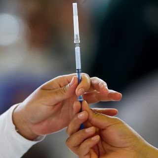 Piden a población comprar vacunas anticovid en lugares autorizados