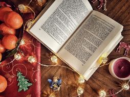 Aunque no hay literatura navideña como un género definido, sí hay relatos que nos sumergen en el espíritu de estas fiestas. Foto de Sabina Sturzu en Unsplash