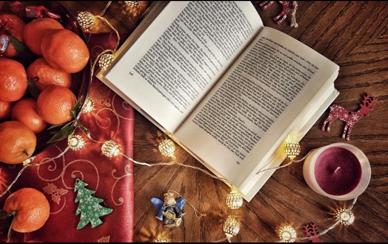Aunque no hay literatura navideña como un género definido, sí hay relatos que nos sumergen en el espíritu de estas fiestas. Foto de Sabina Sturzu en Unsplash