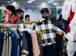 Así que ahora que ya conoces las marcas, considera si quieres regalar ropa en Navidad. SUN / ARCHIVO